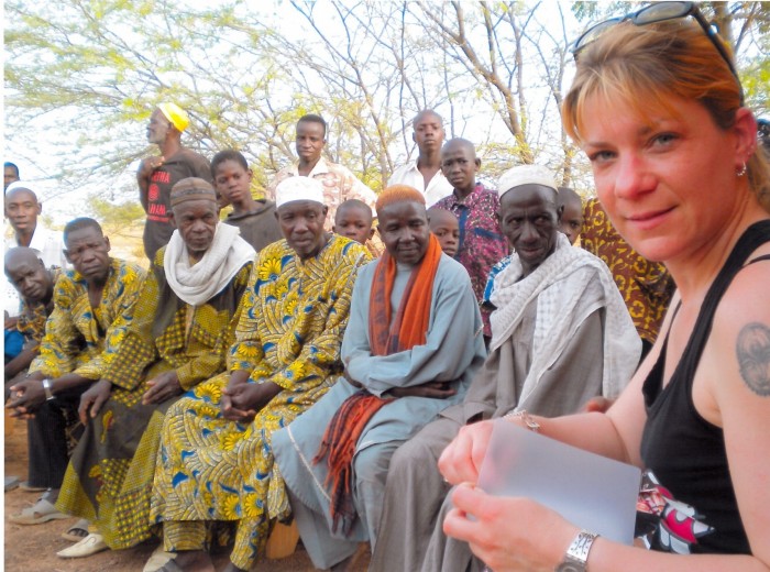 katia van Weel et les chefs du village