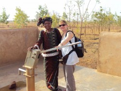 Au puits de l'école de Tavoussé avec notre partenaire Mariam Maiga